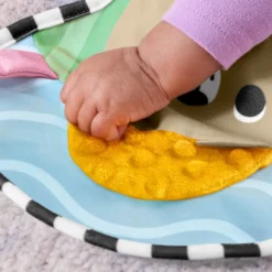 Fisher-Price Cojín para Jugar Bocabajo Aventuras Sensoriales con Mordedor y Sonajero