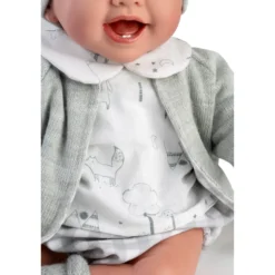 Muñecas Guca Bebé con Peso Zuri con Camisa, Braguita, Chaqueta, Gorro de Lana, Biberón y Calcetines