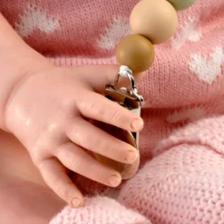 Muñecas Guca Bebé Reborn Abril con Pelele de Lana con Corazones, Camisa Blanca y Biberón