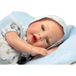 Muñecas Guca Bebé Reborn Alexis con Pelele Blanco y Azul, Capota, Calcetines y Mantita
